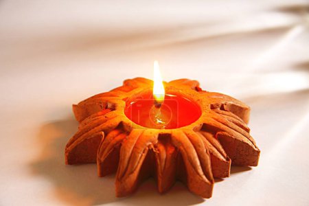 Festival de Diwali deepawali; lámpara de aceite de arcilla diya; Bombay Mumbai; Maharashtra; India