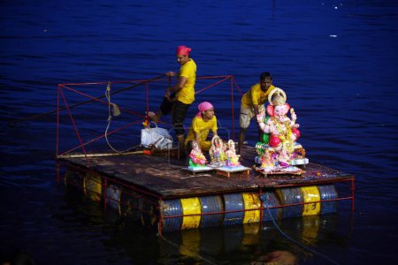 Foto de Ídolos del Señor Ganesha ganpati Deidad hindú tomada para la inmersión en el lago Powai; Bombay Mumbai; Maharashtra; India - Imagen libre de derechos