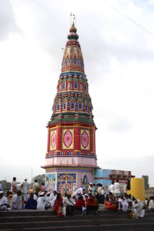 Téléchargez les photos : Varkari s'est réuni au temple Pundlik à l'occasion de Ashadhi Ekadashi à Pandharpur ville, district Solapur, état Maharashtra, Inde - en image libre de droit