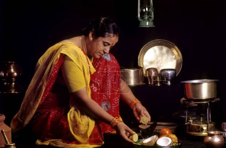 Téléchargez les photos : Femme cuisine sur cuisinière Inde - en image libre de droit