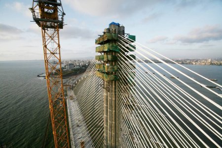 Vue sur en construction Bandra Worli lien de mer est à 8 voies câble à deux voies pont suspendu ; Bombay Mumbai ; Maharashtra ; Inde