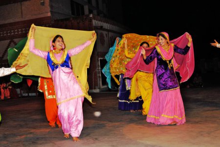 Foto de Danza Punjab, bailarinas realizando Bhangra - Imagen libre de derechos