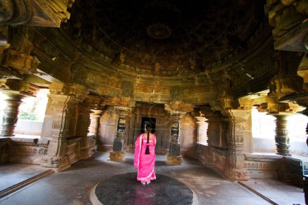Téléchargez les photos : Femme priant dans le vieux temple jaïn kamal basti à Belgaum, Karnataka, Inde - en image libre de droit