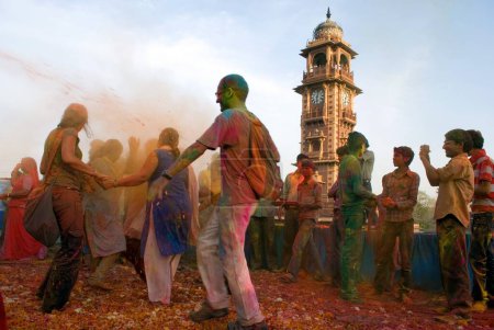 Téléchargez les photos : Touristes étrangers jouant avec les couleurs sur holi festival, Jodhpur, Rajasthan, Inde - en image libre de droit