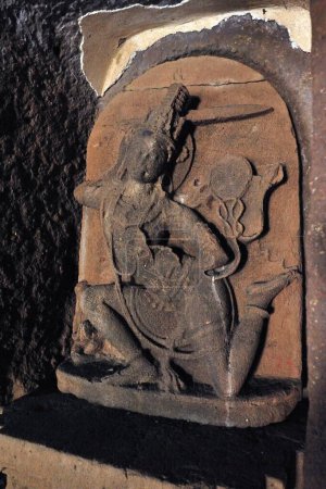 Estatua cueva cortada en roca, dapoli, ratnagiri, Maharashtra, India, Asia