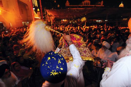 Foto de Procesión en templo de oro, amritsar, punjab, india, asia - Imagen libre de derechos