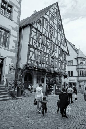 Foto de Family, Cobbled Street, Riquewihr, Alsacia, Francia, Europa - Imagen libre de derechos