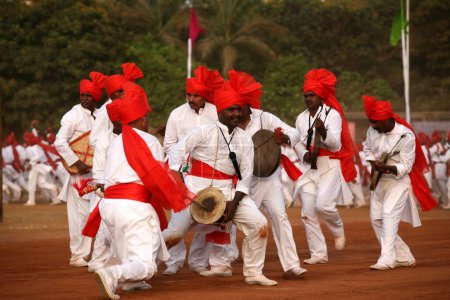 Téléchargez les photos : Des policiers en tenue traditionnelle exécutent Lejhim le 1er mai Jour de fondation de l'Etat du Maharashtra, parc Shivaji, Dadar, Bombay Mumbai, Maharashtra, Inde - en image libre de droit