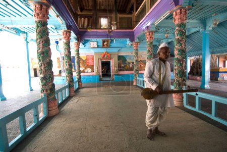 Foto de Un devoto tocando tambora un instrumento de cuerda en el templo de la tumba de Sopandev en la aldea de Sasvad, taluka Purandar, distrito Pune, Maharashtra, India - Imagen libre de derechos
