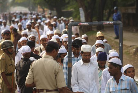 Foto de Los hombres que llegan para su Eid al Fitr o Ramzan id namaaz en Lashkar, e, Eidgaah terreno después de la comprobación de seguridad, Malegaon, Maharashtra, India - Imagen libre de derechos