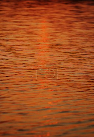 Résumé Vagues de coucher de soleil Chambal ; Eau du lac Chandratal ; Himachal Pradesh ; Inde