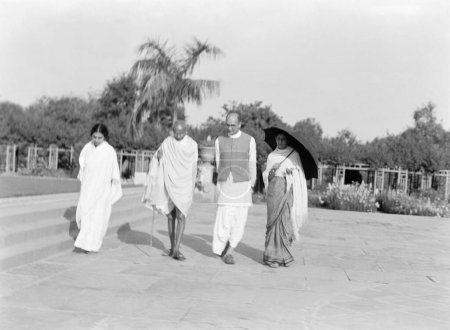 Téléchargez les photos : Sushila Nayar, Mahatma Gandhi, Mahadev Desai et Rajkumari Amrit Kaur marchant à Birla House, New Delhi, 1939, Inde - en image libre de droit