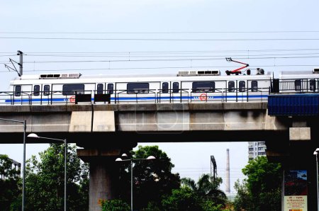 Téléchargez les photos : Train de métro sur le pont à la jonction de la route panchkuan ; New Delhi ; Inde - en image libre de droit