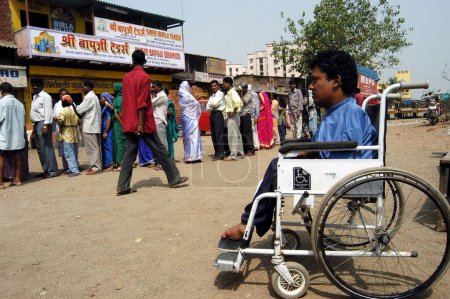 Foto de Un hombre con discapacidad física en camino a emitir su voto durante las elecciones indias de Loksabha de 2004 en la cabina de votación en Mankhurd, Mumbai Bombay, Maharashtra, India - Imagen libre de derechos
