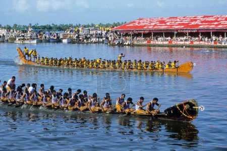 Téléchargez les photos : Nehru Boat Race Festivals, l'onam Snake Boat Race, jalostavam pour Haripad Subramanya Temple, Alappuzha, Kerala, Inde - en image libre de droit