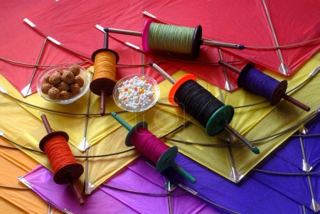 Téléchargez les photos : Cerfs-volants ; une bobine de manja coloré ; sésame chikki ladoos et des gouttes de sucre pour célébrer Makara Sankranti Festival ; Bombay maintenant Mumbai ; Maharashtra ; Inde - en image libre de droit