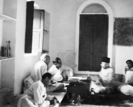 Foto de Mahatma Gandhi hablando con Abdul Kalam Maulana Azad y otros en la Colonia de barredoras Bhangi, Nueva Delhi, 1946, Pyarelal Nayar, India - Imagen libre de derechos