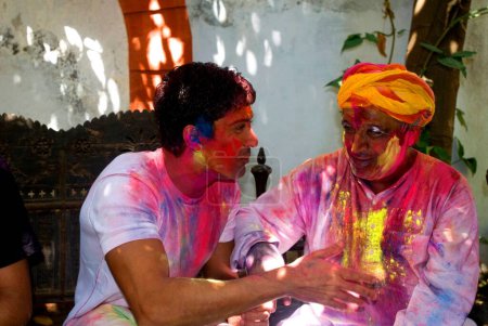 Foto de El escritor de Bollywood indio del sur de Asia Javed Akhtar con su hijo Farhan Akhtar en el festival Holi, India - Imagen libre de derechos