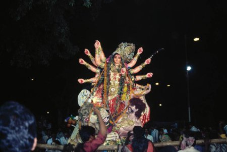 Téléchargez les photos : Déesse Durga Pooja puja immersion Hommage à la déesse mère pendant les neuf jours de Navaratri Festival, calcutta, bengale occidentale, Inde - en image libre de droit