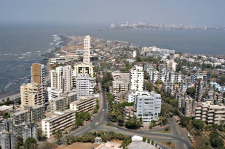 Foto de Una vista aérea de Worli; en el corazón de Mumbai con vistas a Bandra; Mumbai West suburbio estos dos lugares estarán conectados con una construcción de enlace marítimo de Bandra en el que está en camino Este enlace marítimo resolvería el problema del tráfico en Bombay - Imagen libre de derechos
