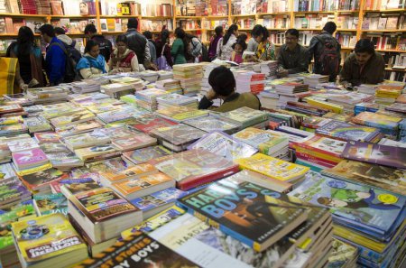 Foto de Hombres mujeres viendo libros en el puesto de libros en Bengala Occidental India - Imagen libre de derechos