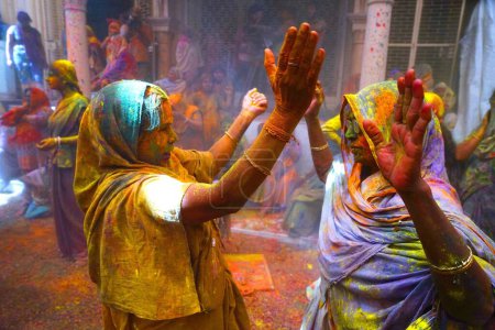 Téléchargez les photos : Veuves célébrant le festival Holi Temple Gopinath, Uttar Pradesh, Inde, Asie - en image libre de droit