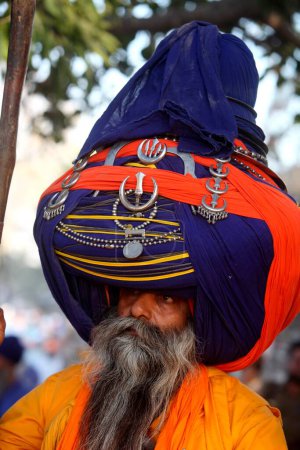 Foto de Nihang o Sikh guerrero en pagdi o tocados durante las celebraciones de Hola Mohalla en Anandpur sahib en el distrito de Rupnagar, Punjab, India - Imagen libre de derechos