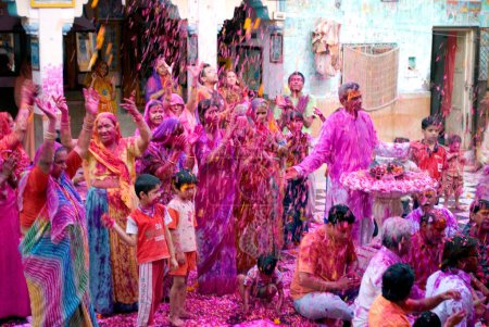 Téléchargez les photos : Les gens jouent avec gulal sur holi festival à ghanshyam ji temple, Jodhpur, Rajasthan, Inde - en image libre de droit