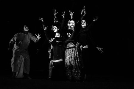 Foto de Mime artists performing at national mime festival, Kolkata, west Bengal, India, Asia - Imagen libre de derechos