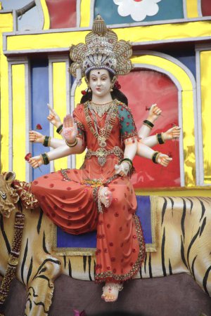 Téléchargez les photos : Navaratri dandiya garba Festival, Procession de Ma Ambadevi, Bhavani Devi de Kalwa à Tembhi Naka, Thane, Maharashtra, Inde - en image libre de droit