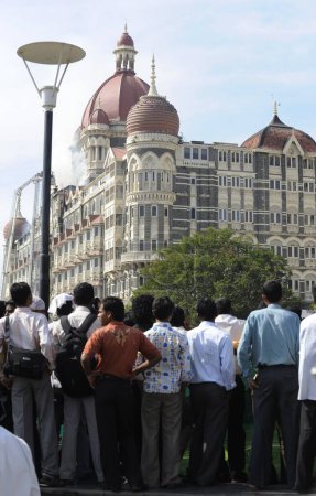 Téléchargez les photos : Foule devant l'hôtel Taj Mahal, après l'attaque terroriste de Deccan Moudjahidin le 26 novembre 2008 à Bombay Mumbai, Maharashtra, Inde - en image libre de droit