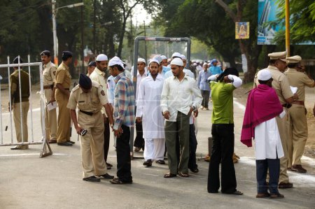 Foto de Los hombres que llegan para su Eid al Fitr o Ramzan id namaaz en Lashkar, e, Eidgaah terreno después de la comprobación de seguridad, Malegaon, Maharashtra, India - Imagen libre de derechos