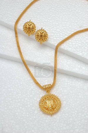 Foto de Colgante de joyería de oro con conjunto de pendientes - Imagen libre de derechos