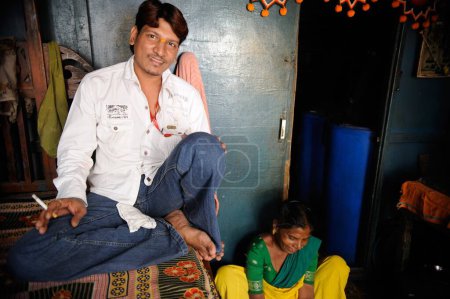 Foto de Hombre con esposa en kamathipura, Bombay Mumbai, Maharashtra, India - Imagen libre de derechos