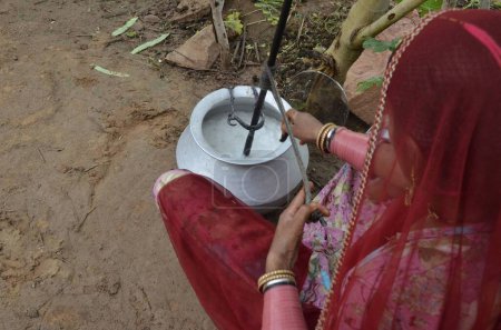Foto de Mujer batiendo cuajada para mantequilla Jodhpur Rajasthan India Asia - Imagen libre de derechos