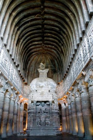 Téléchargez les photos : Statue du dieu Bouddha et stupa ; Grottes Ajanta ; Aurangabad ; Maharashtra ; Inde - en image libre de droit