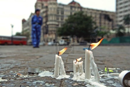 Foto de Encendiendo velas cerca del hotel Taj Mahal rindiendo homenaje a las víctimas del ataque terrorista por parte de muyahidines decanos, Bombay Mumbai, Maharashtra, India 30-noviembre-2008 - Imagen libre de derechos