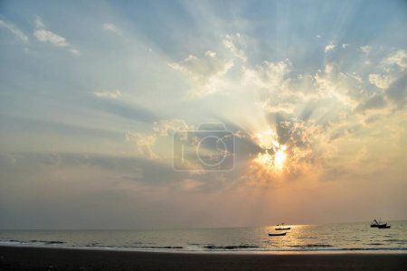 Foto de Puesta de sol, luz solar, explosión solar, rayos de sol, rayo de sol, playa de Surwada, Valsad, Gujarat, India, Asia - Imagen libre de derechos