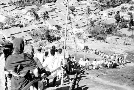 Téléchargez les photos : Statue de Gomateshwara, pèlerins sur la colline d'Indragiri pendant la cérémonie, la Grande Onction sur Mahamastakabhisheka tenue une fois tous les 12 ans à Sravanabelagola, Karnataka, Inde - en image libre de droit