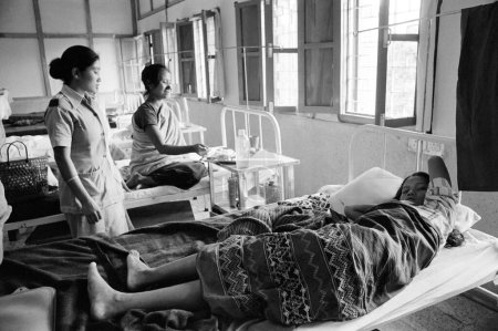 Téléchargez les photos : Scène à l'intérieur de l'hôpital gouvernemental, district de Ziro Lower Subansiri, Arunachal Pradesh, Inde 1982 - en image libre de droit