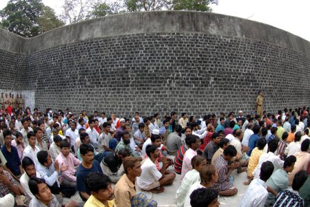 Téléchargez les photos : Méditation de groupe en Arthur Road Jail, Mumbai, Maharashtra, Inde, Asie - en image libre de droit