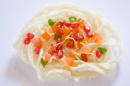 Papada de comida india, las palomitas son discos finos de oblea redonda hechos de varias harinas de lentejas o cereales servidas asadas o fritas, India