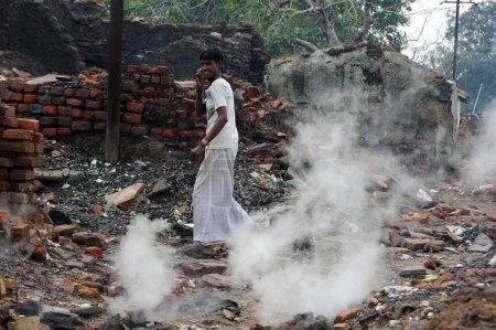 Téléchargez les photos : Les mines de charbon de Jharia brûlent au Jharkhand Inde - en image libre de droit