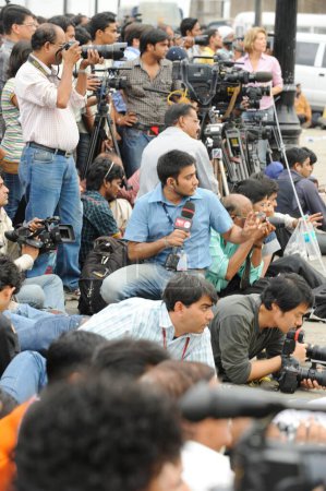 Foto de Reporteros televisivos y fotógrafos frente al hotel Taj Mahal, después del ataque terrorista de Deccan Mujahideen el 26 de noviembre de 2008 en Bombay Mumbai, Maharashtra, India - Imagen libre de derechos