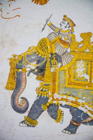 Foto de Pintura mural de macho montado en elefante negro con decoración real; Pueblo dilwara; Udaipur; Rajastán; India - Imagen libre de derechos