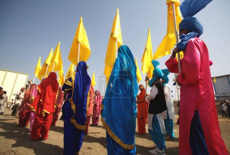 Téléchargez les photos : Jeunes sikhs en tenue traditionnelle portant des drapeaux, des événements culturels, des célébrations de 300e année de consécration du perpétuel Guru Granth Sahib, Nanded, Maharashtra, Inde - en image libre de droit