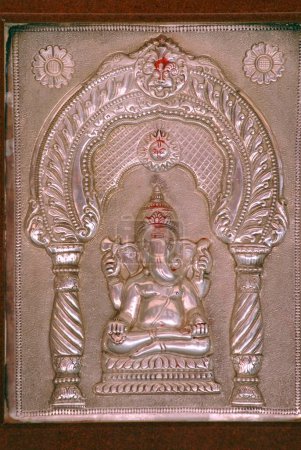Téléchargez les photos : Image du seigneur Ganesh en relief sur une feuille d'argent ; Temple Shree Siddhivinayak Gajanan ; Pune ; Maharashtra ; Inde - en image libre de droit