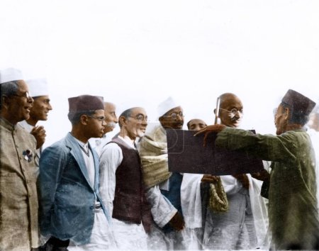 Foto de Mahatma Gandhi hablando con el hombre, India, Asia, 1940 - Imagen libre de derechos