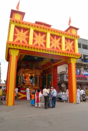 Téléchargez les photos : Énorme pandal richement décoré du seigneur Ganesh, éléphant dirigé Dieu de l'adoration hindoue pour le festival Ganapati, Jilbya Maruti, Pune, Maharashtra, Inde - en image libre de droit