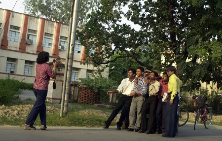 Téléchargez les photos : Étudiant prenant des photos près de varanasi university, uttar pradesh, Inde, Asie - en image libre de droit